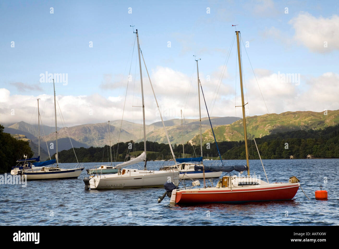 Sail boats on the blue waters of Ullswater Lake Stock Photo - Alamy