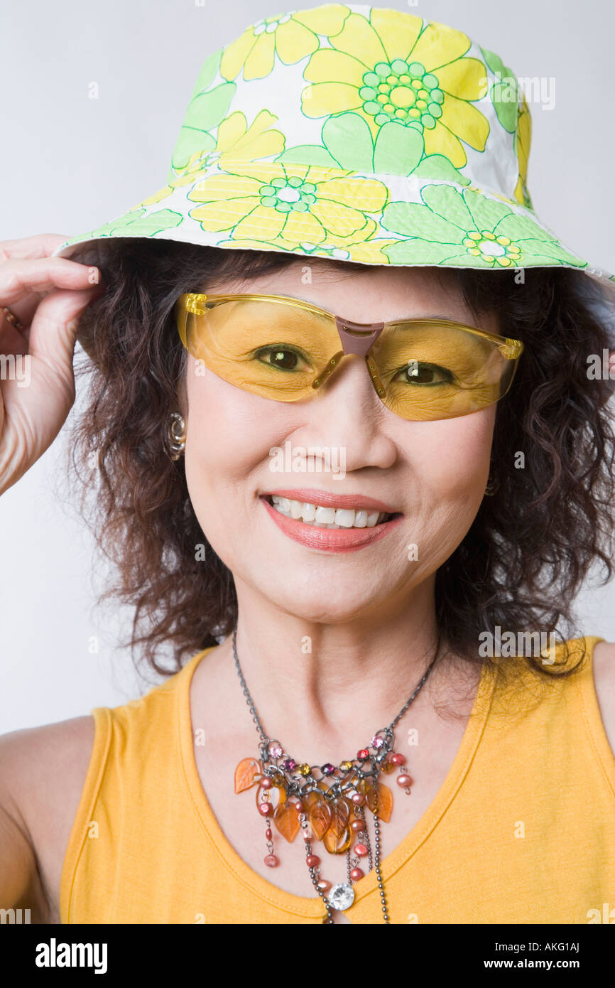 Portrait of a senior woman wearing sunglasses and a hat Stock Photo - Alamy