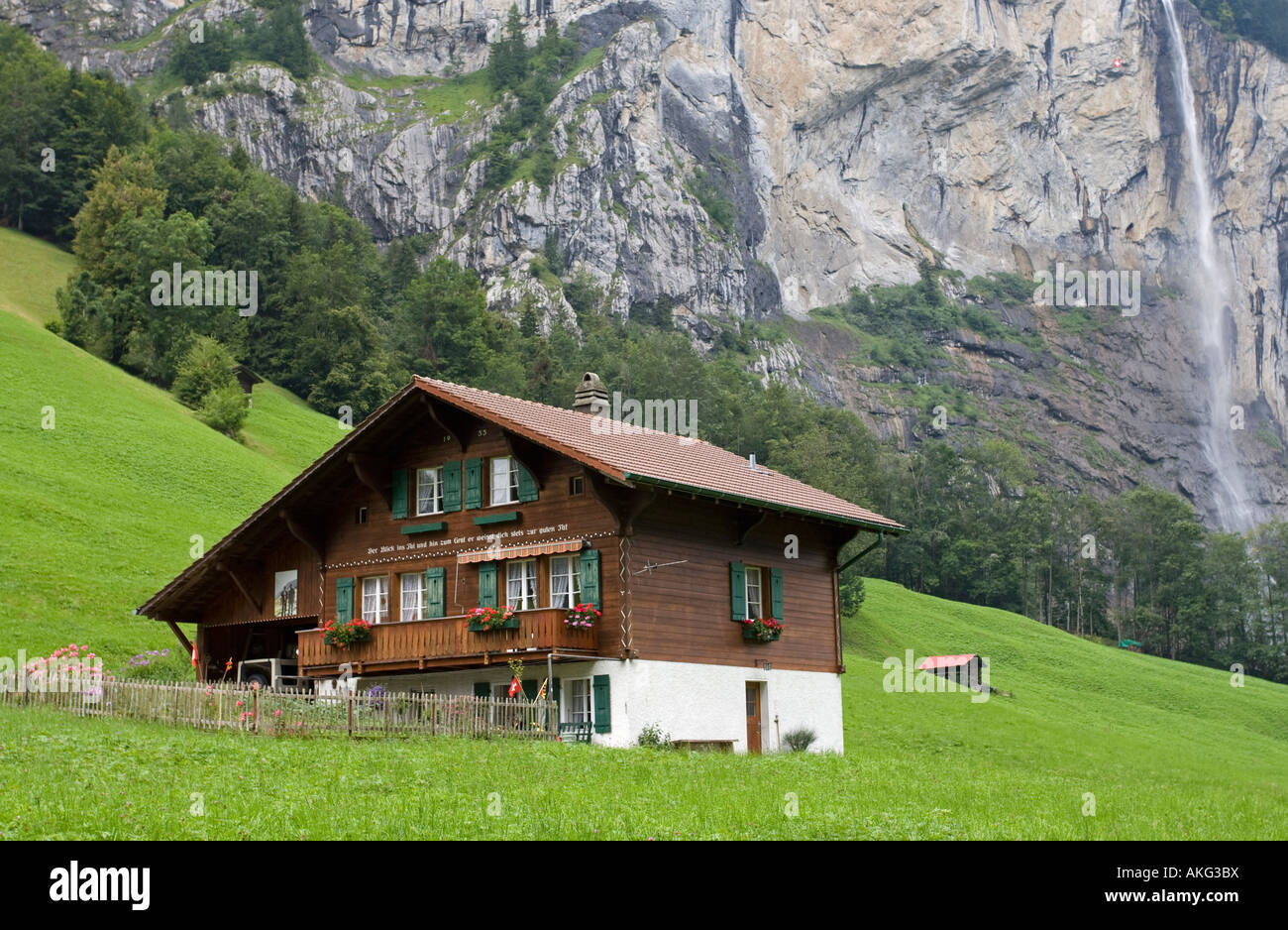 Traditional house in Lauterbrunnen Oberland Stock Photo Alamy
