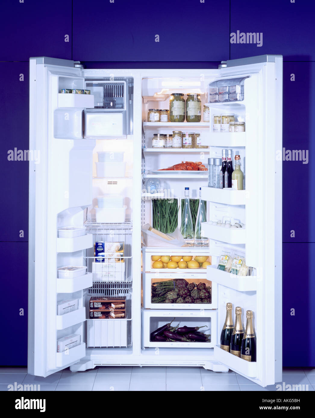 Fridge with doors open hi-res stock photography and images - Alamy