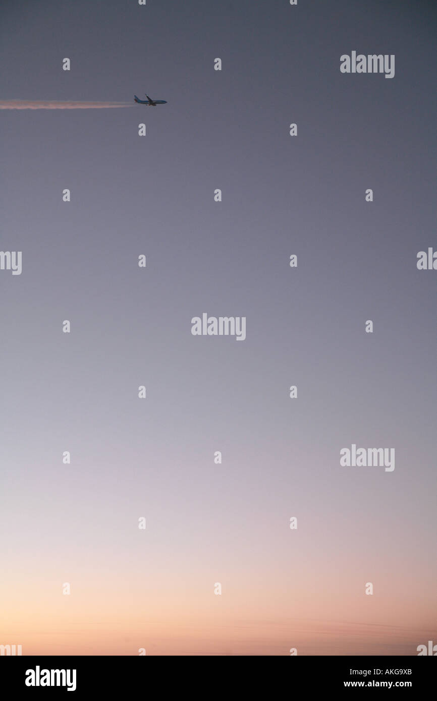 Airplane wings in sunset hi-res stock photography and images - Alamy