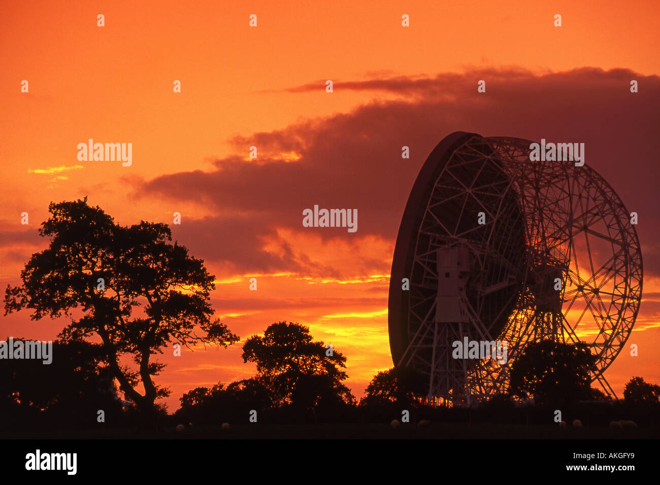 The Giant Mark 1A Radio Telescope of Jodrell Bank at Sunset, Near Holmes Chapel, Cheshire, England, UK Stock Photo