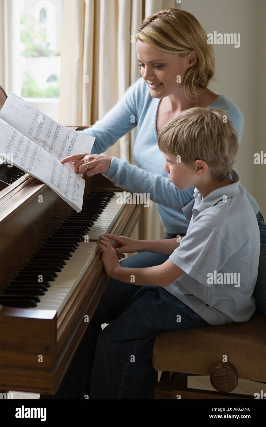 Piano teacher aunt. ребенок за фортепиано. мама и ребенок за фортепиано. дети в музыкальной школе. девочка и фортепиано.