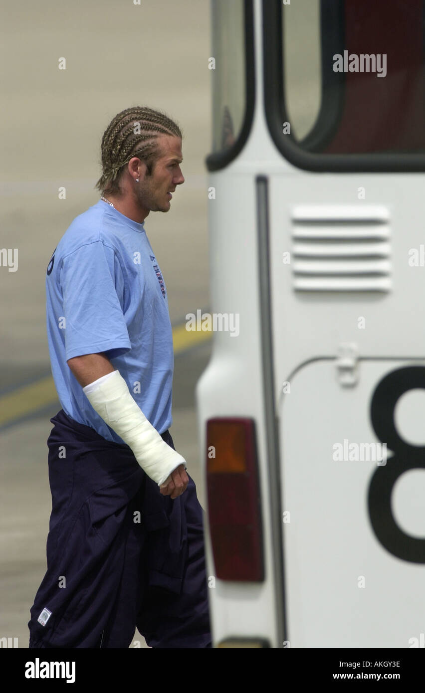 David Beckham arrives home at Luton airport after fracturing his wrist in South Africa May 2003 Stock Photo