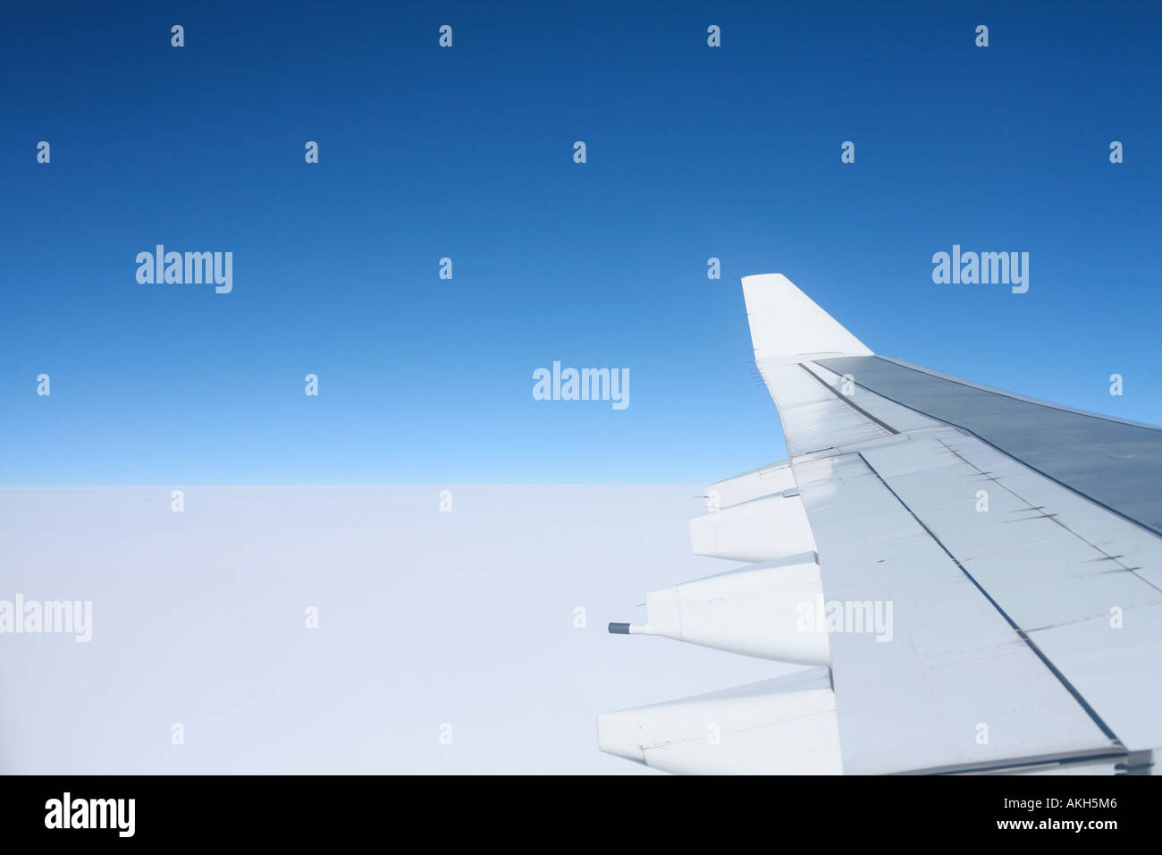 Airplane high in sky hi-res stock photography and images - Alamy