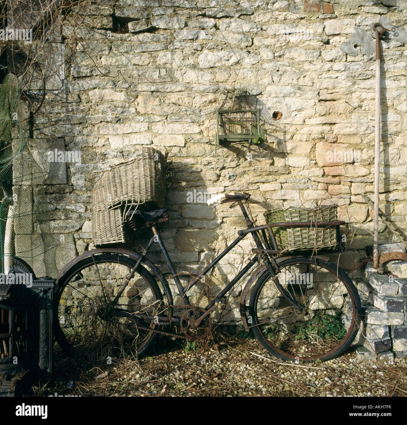 Old black bicycle hi-res stock photography and images - Alamy
