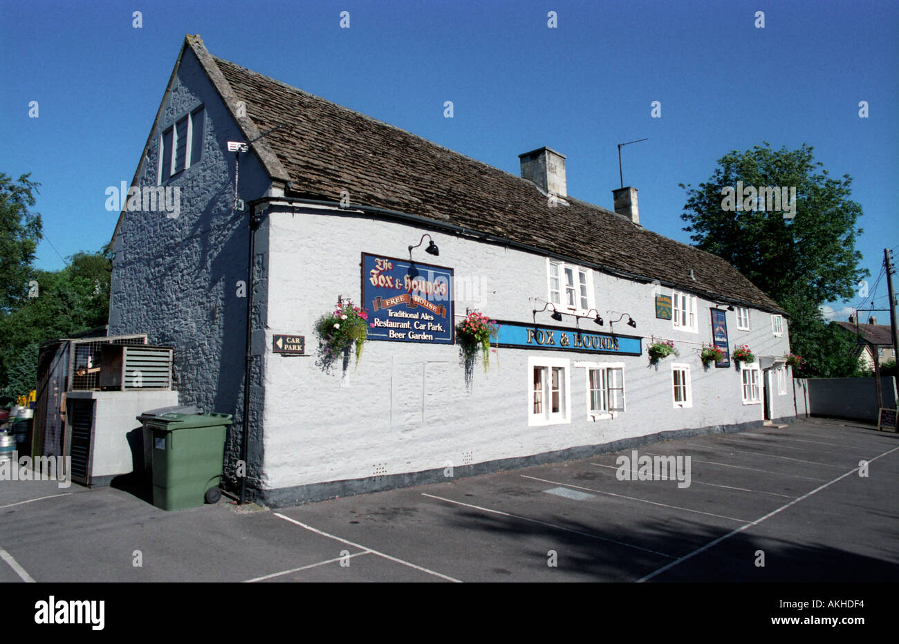 The Fox Hounds public house in Broughton Gifford Stock Photo Alamy