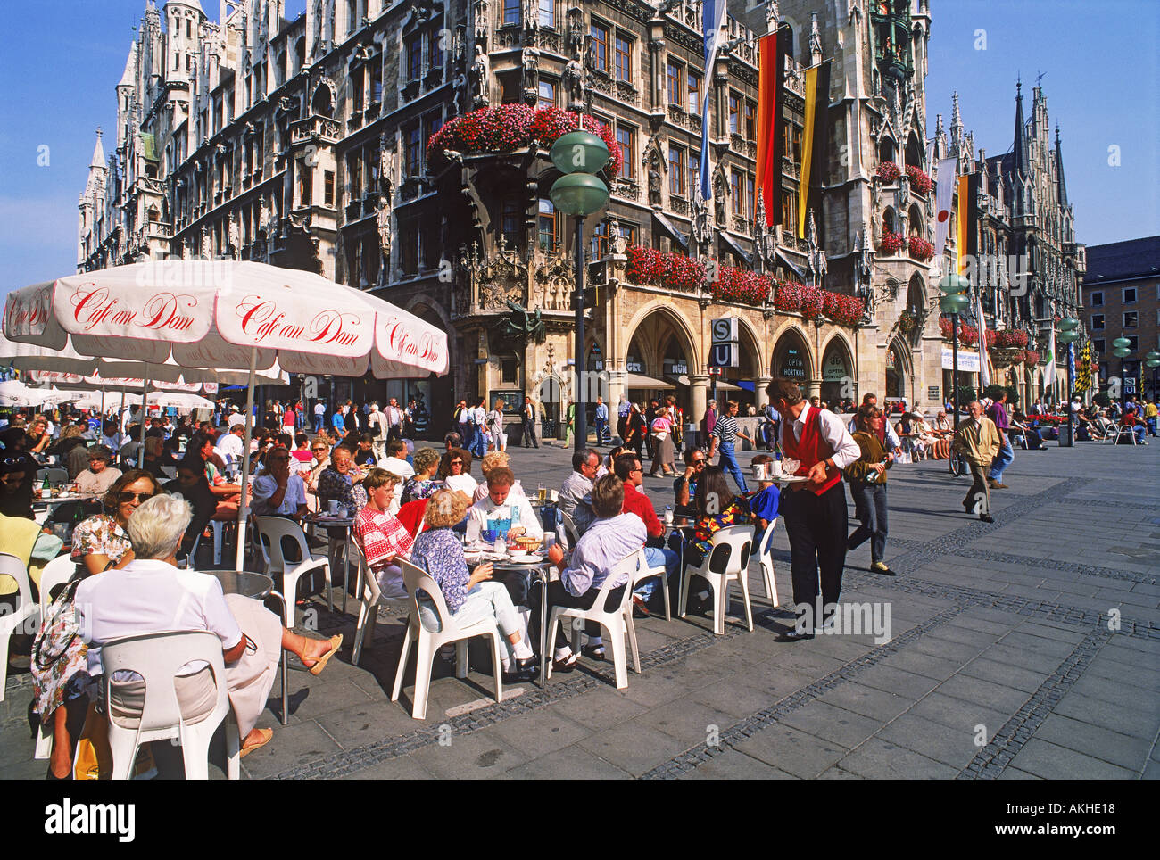New Town Hall and outdoor cafe restaurant at Marienplatz in Munich Stock Photo
