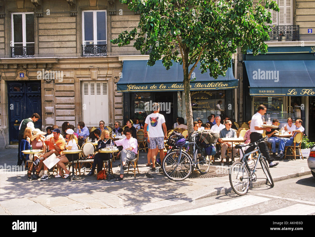 Crowded brasserie terrace on Ile St Louis in Paris Stock Photo Alamy