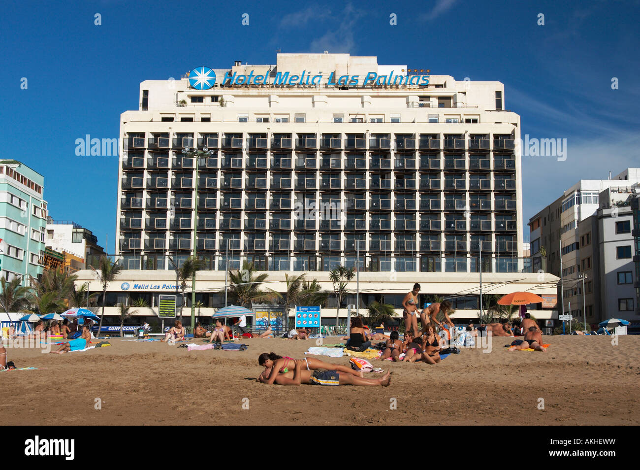 young couple kissing on the beach in front of hotel Melia las palmas on  Playa de Las Canteras in Las Palmas, Gran Canaria Stock Photo - Alamy