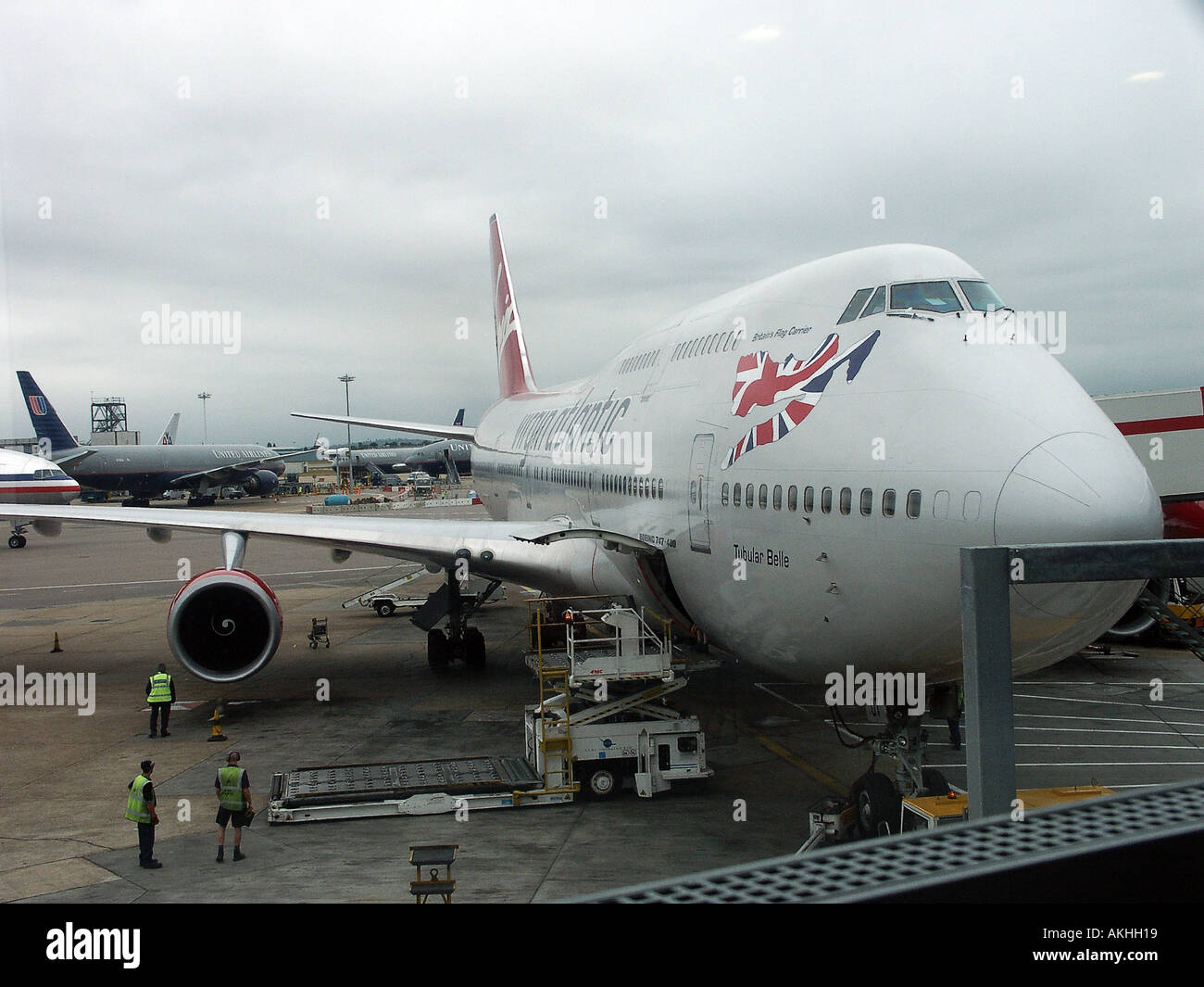 Refulled Passenger plan being refuelled / loaded Stock Photo - Alamy