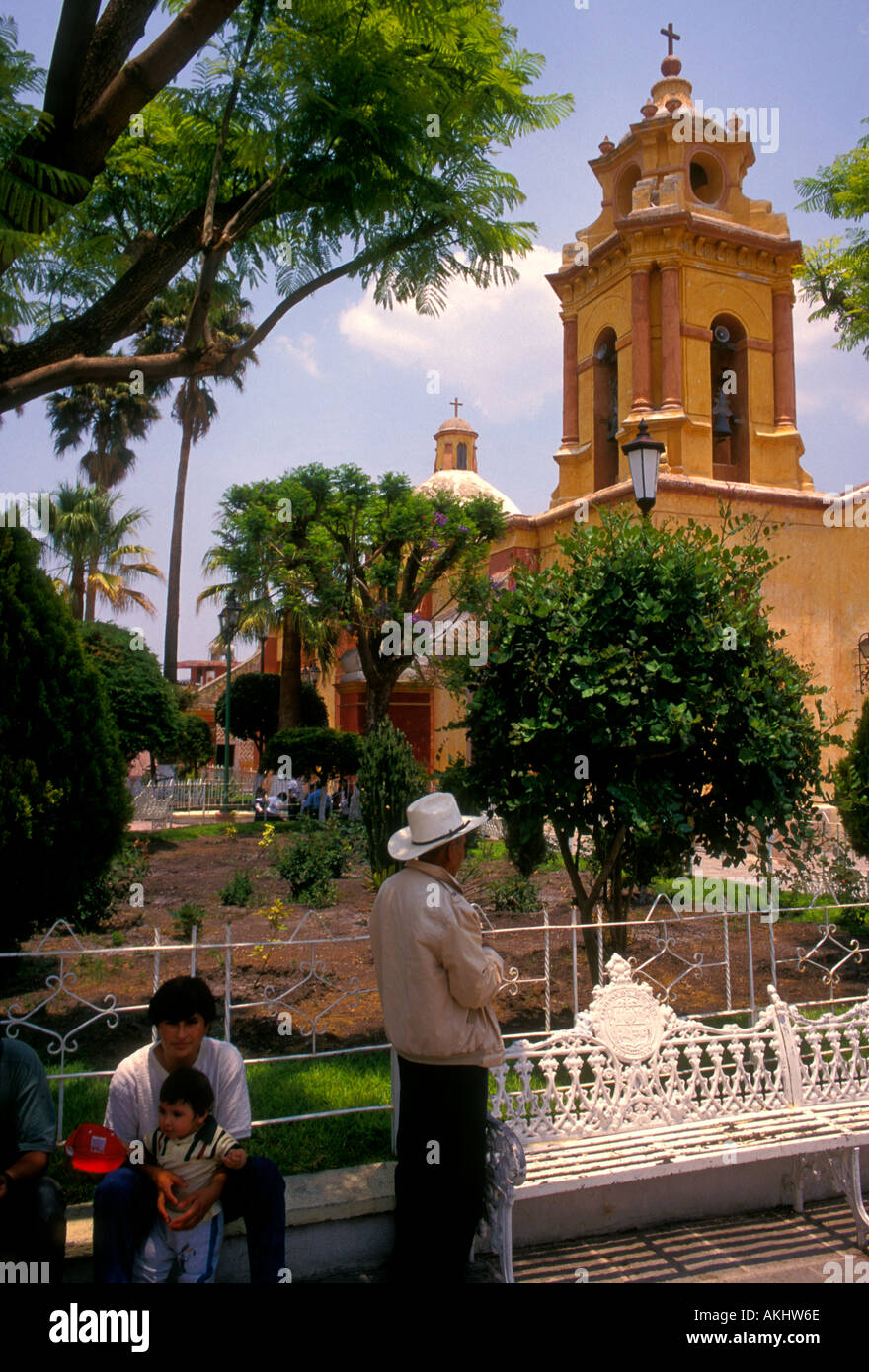 Mexican family, San Sebastian Church, Plaza Principal, Pena de Bernal, pueblo magico, Bernal, San Sebastian Bernal, Queretaro State, Mexico Stock Photo