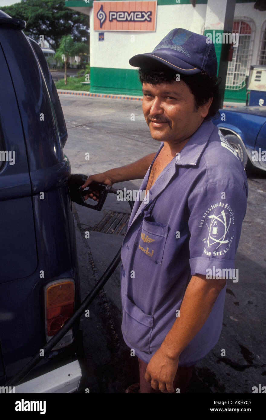 1 one Mexican man gas male gas station attendant pumping gas at gas Stock Photo 4900804 Alamy