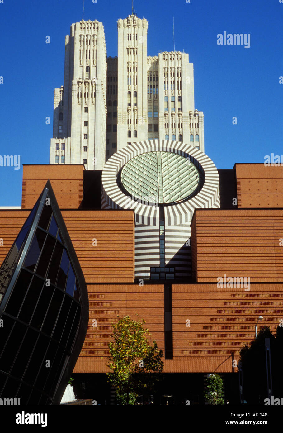 Downtown buildings and san francisco museum of modern art hires stock