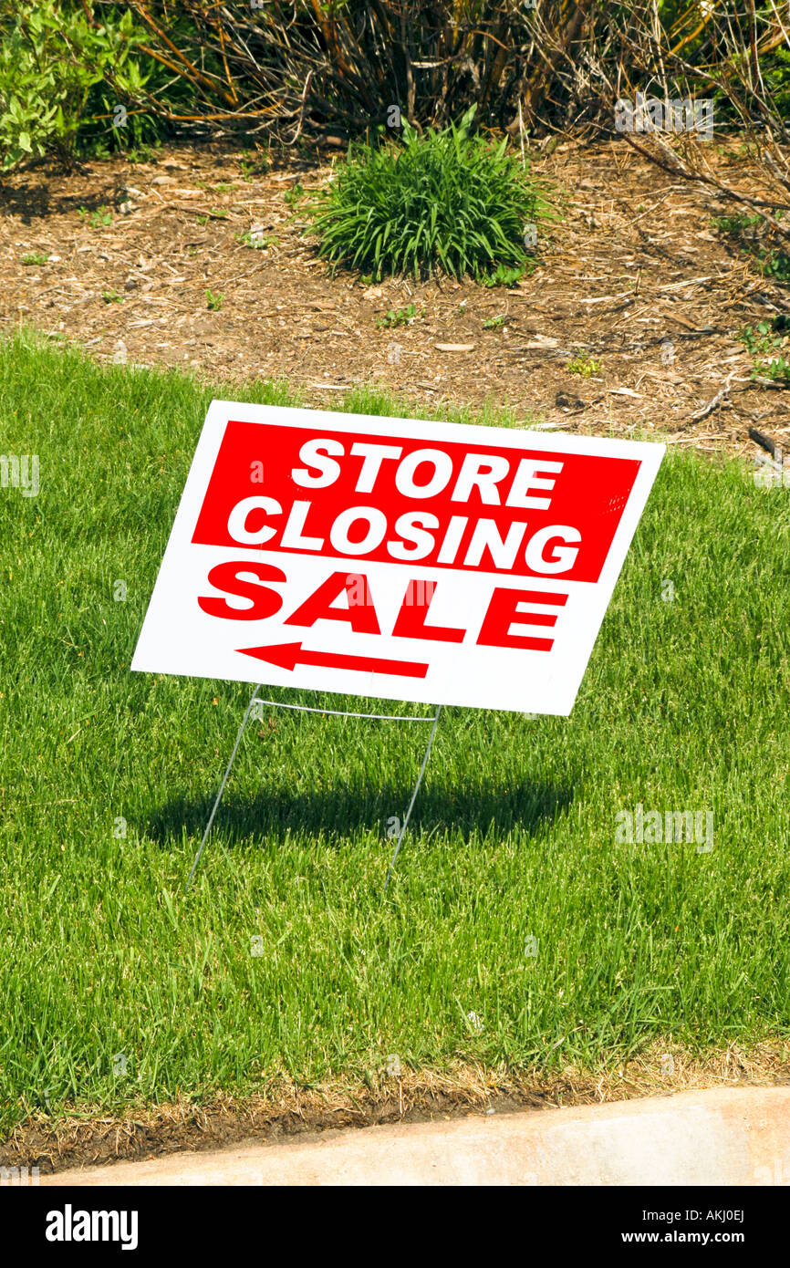 Store Closing notice board Stock Photo Alamy