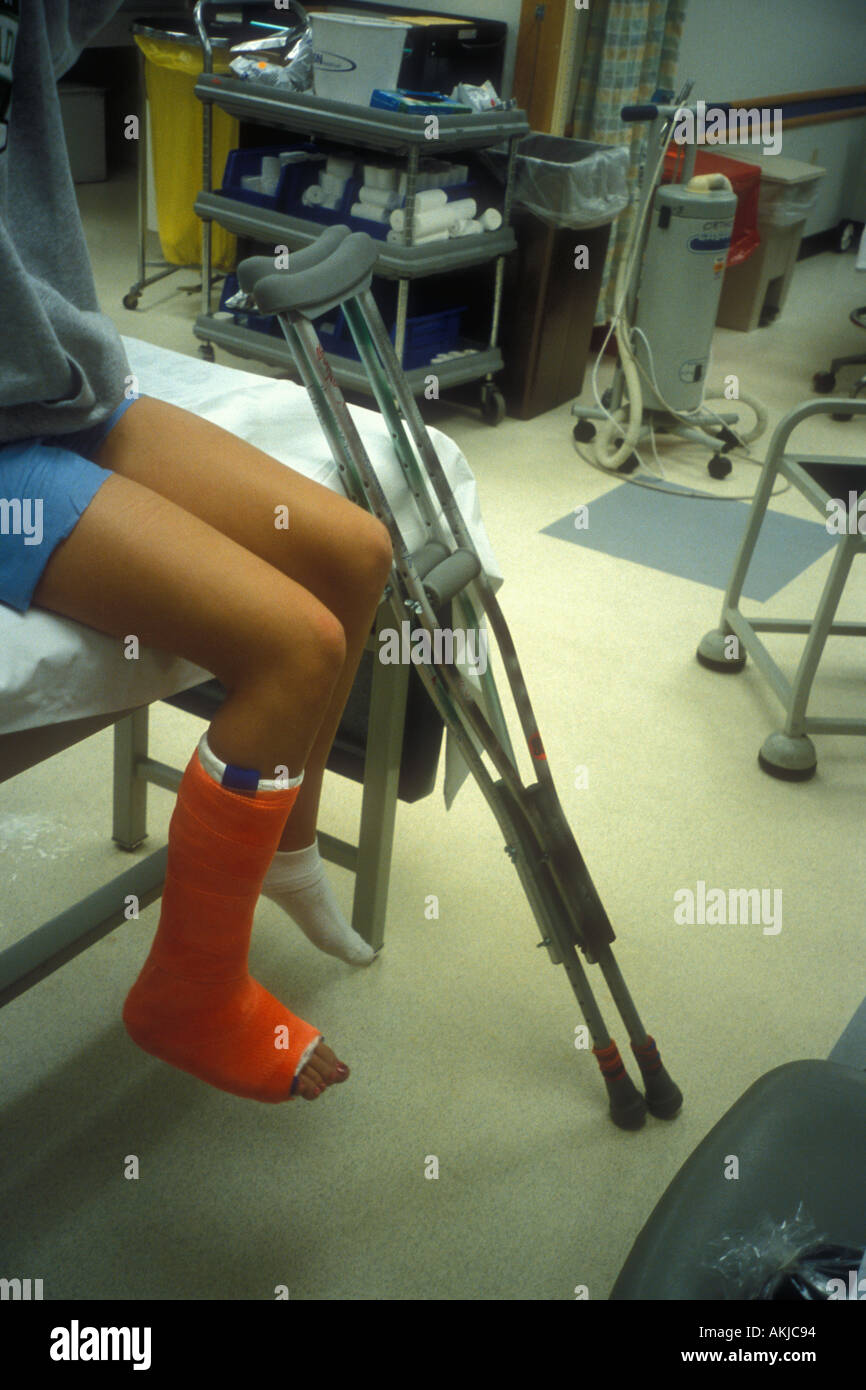Leg cast hires stock photography and images Alamy