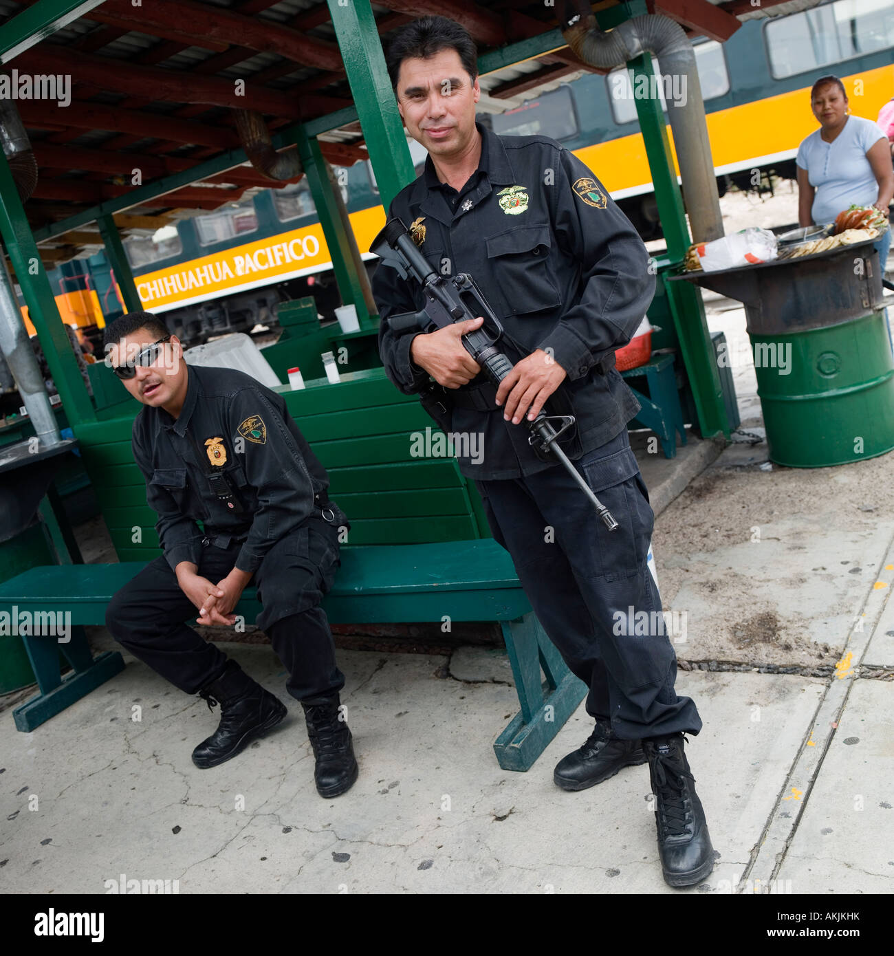 machine gun el chepe mexican security guards at Divisadero raily way station chihuahua mexico Stock Photo