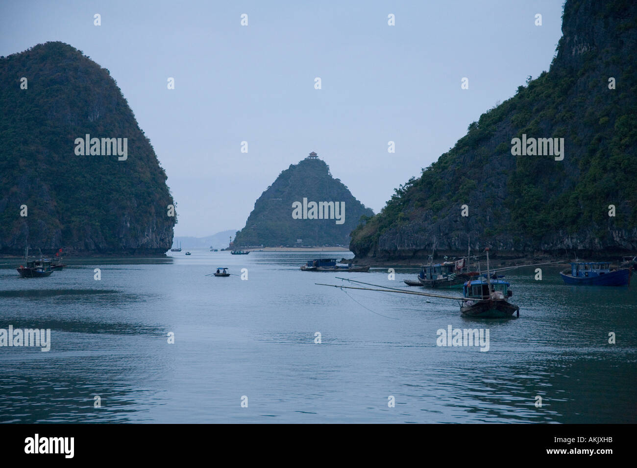 Boats and islands at dusk on Vietnamese bay Stock Photo Alamy