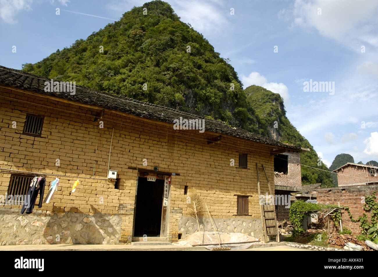 House and Limestone karst peaks in Yangshuo County, Guangxi, China Stock Photo
