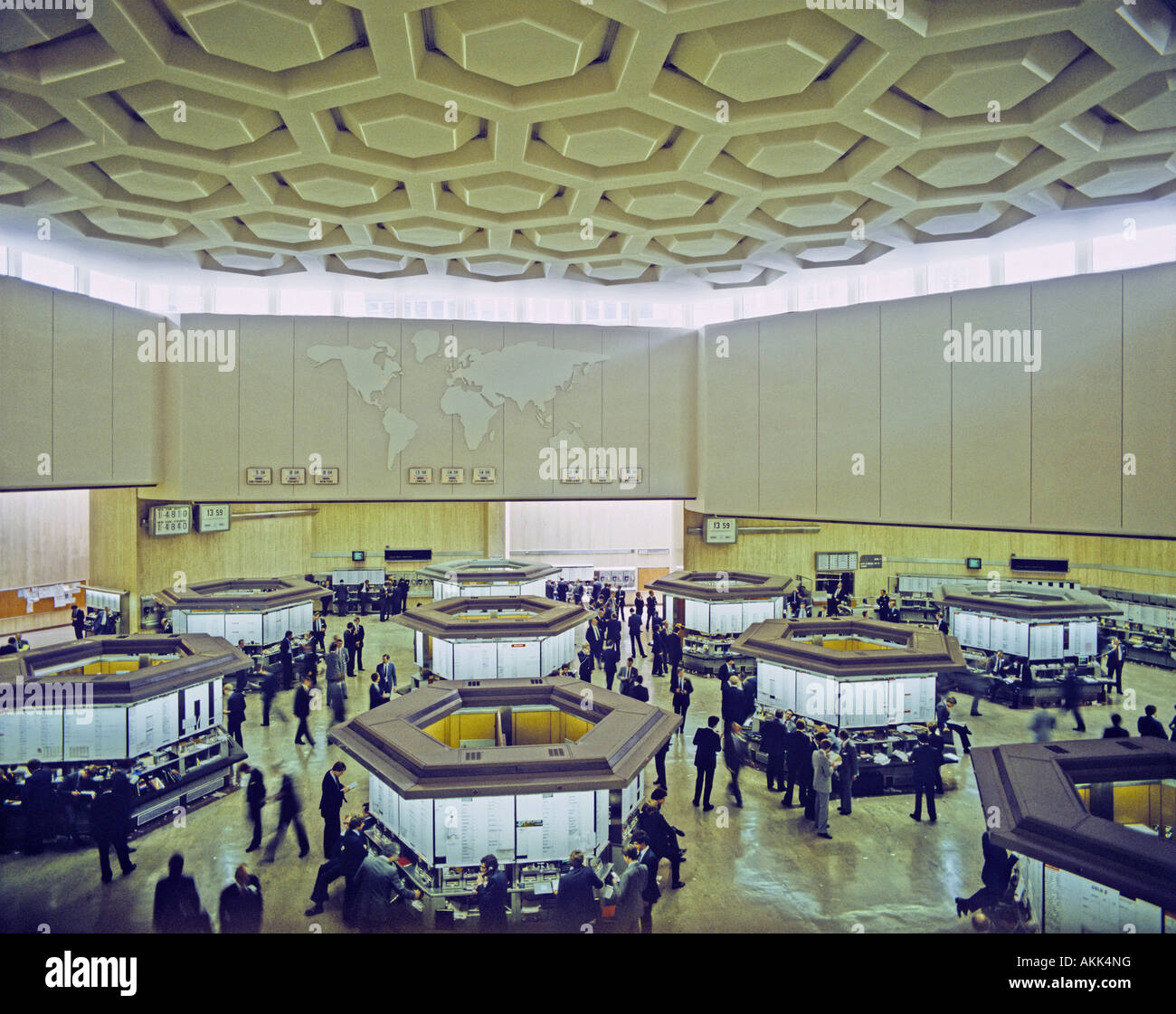 London stock exchange floor hi-res stock photography and images - Alamy