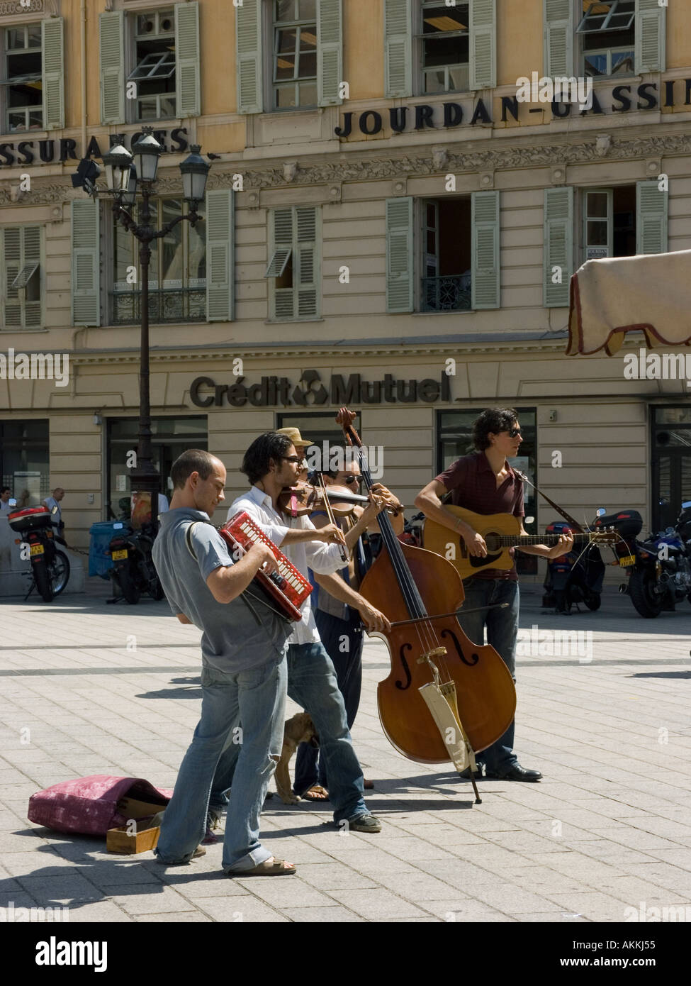 Buskers entertaining on the Place du Palais in the old town in Nice on the Cote d'Azur, French Riviera, France Stock Photo