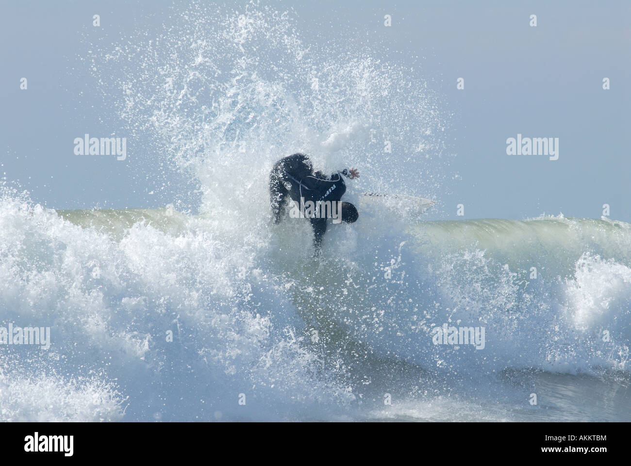 Surfer turning through top of breaking wave Stock Photo - Alamy
