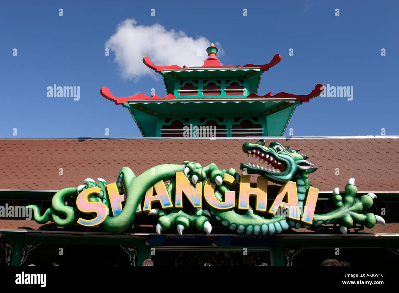 China blue dragon hi-res stock photography and images - Alamy