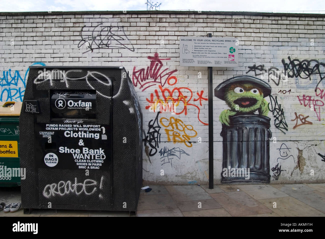 Bin trash graffiti wall hi-res stock photography and images - Alamy