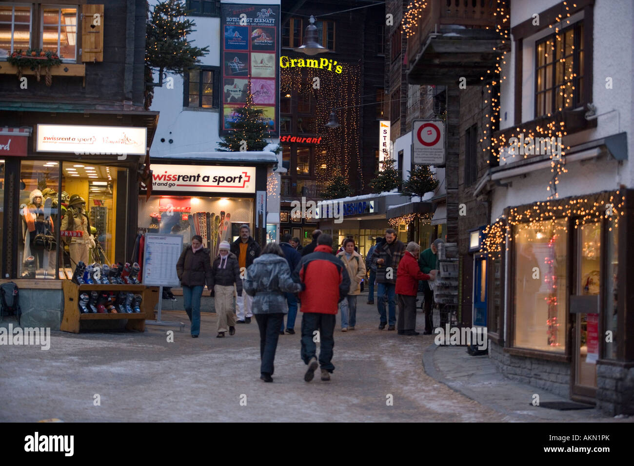 People walking over the shopping street Bahnhofstrasse in the evening