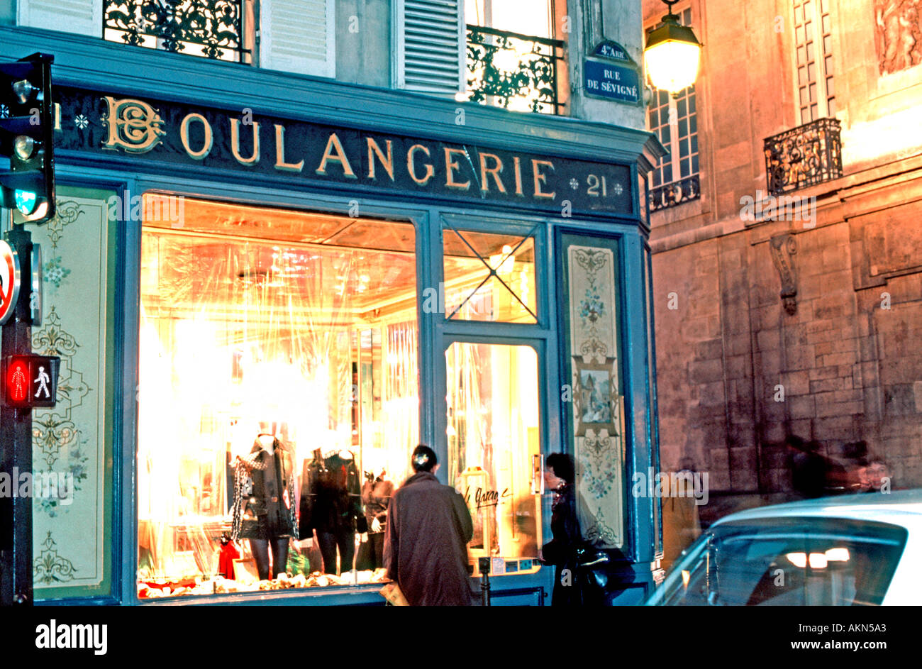 Paris France, Boulangerie People Looking Shop Window, Old French Shop front  Clothing Store, Le Marais, vintage sign, paris storefronts Stock Photo -  Alamy