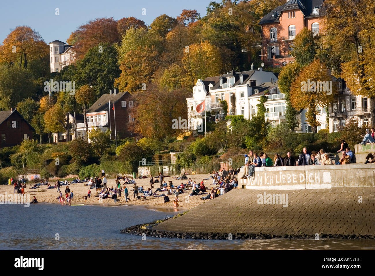 Hamburg people sunbathing hi-res stock photography and images - Alamy