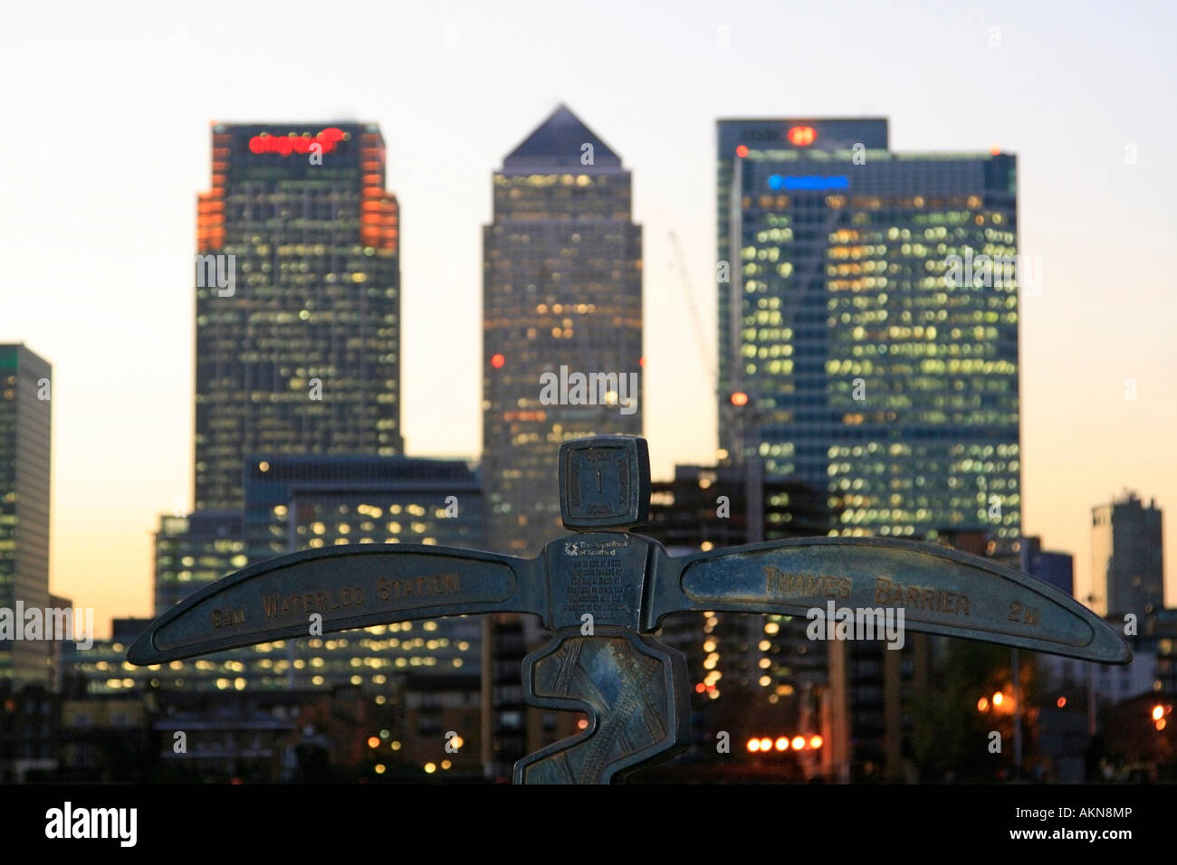 Hsbc canary wharf sculpture hi-res stock photography and images - Alamy