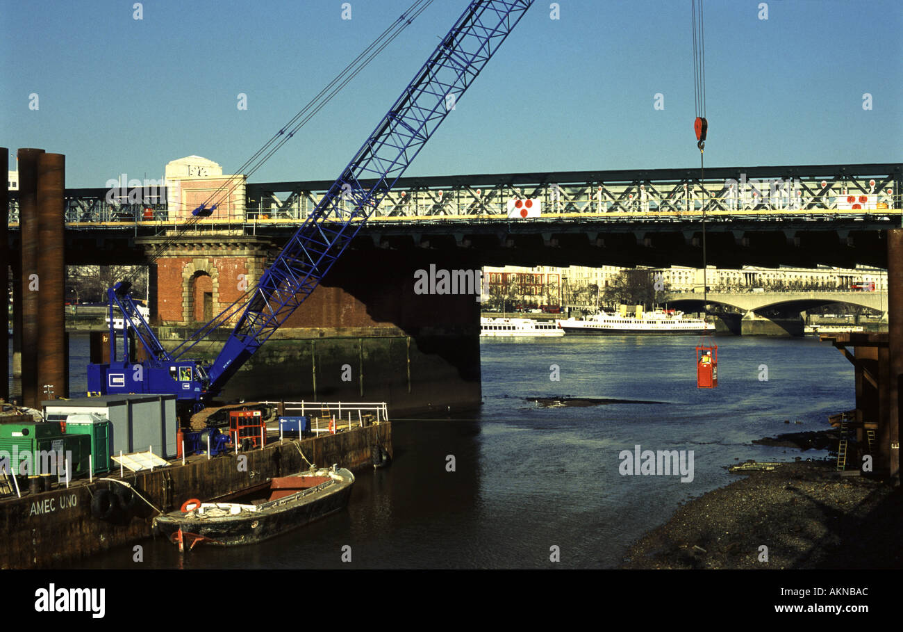 Construction of Hungerford Bridge Walkways Stock Photo Alamy