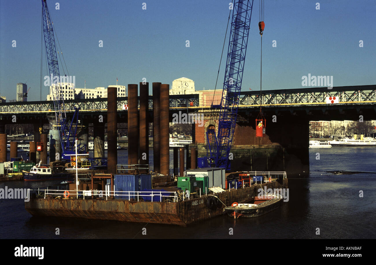 Construction of the Hungerford Bridge Walkways Stock Photo Alamy