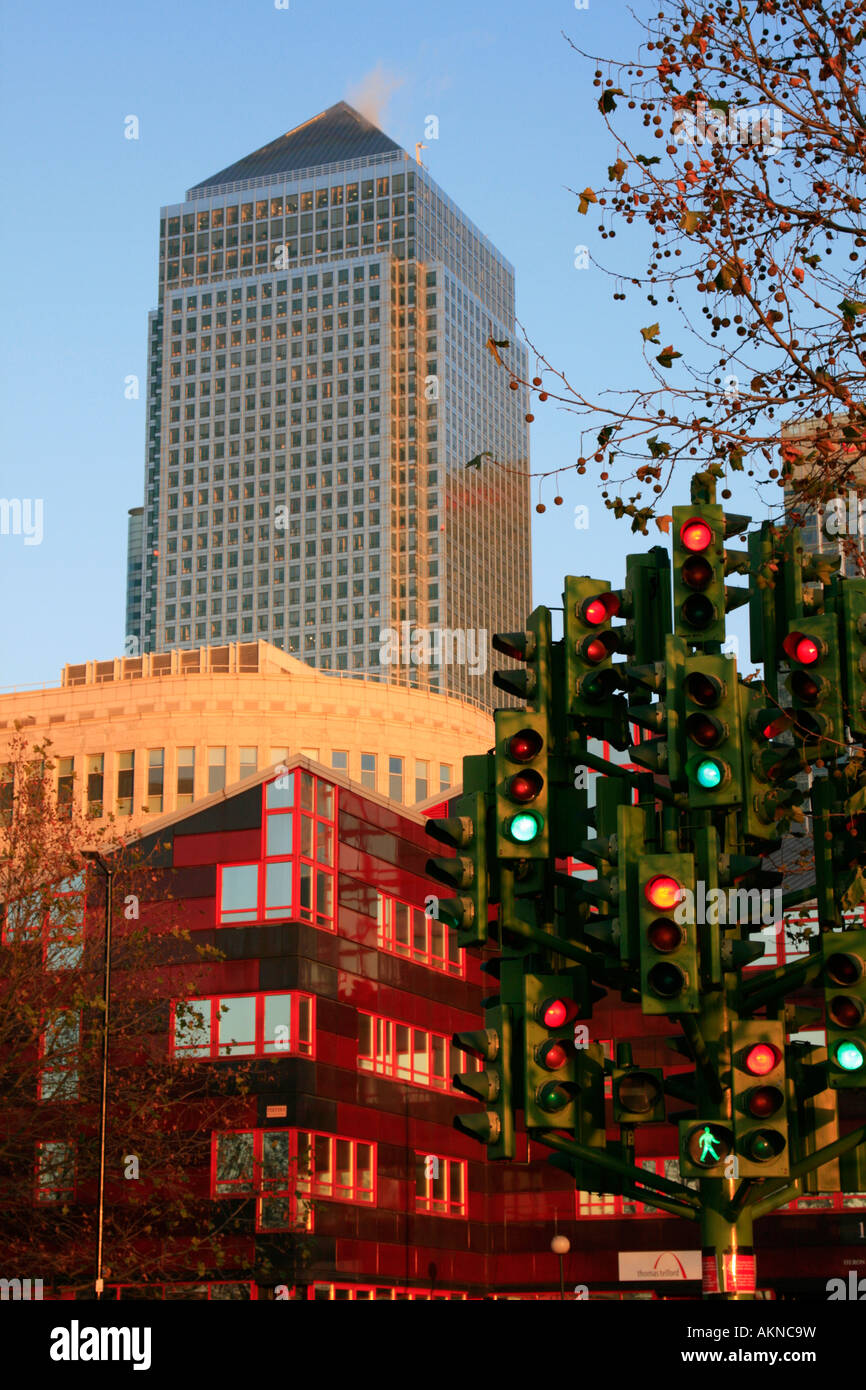 1 Canada Square Traffic Light Sculpture Hi-rise Office Building Office ...