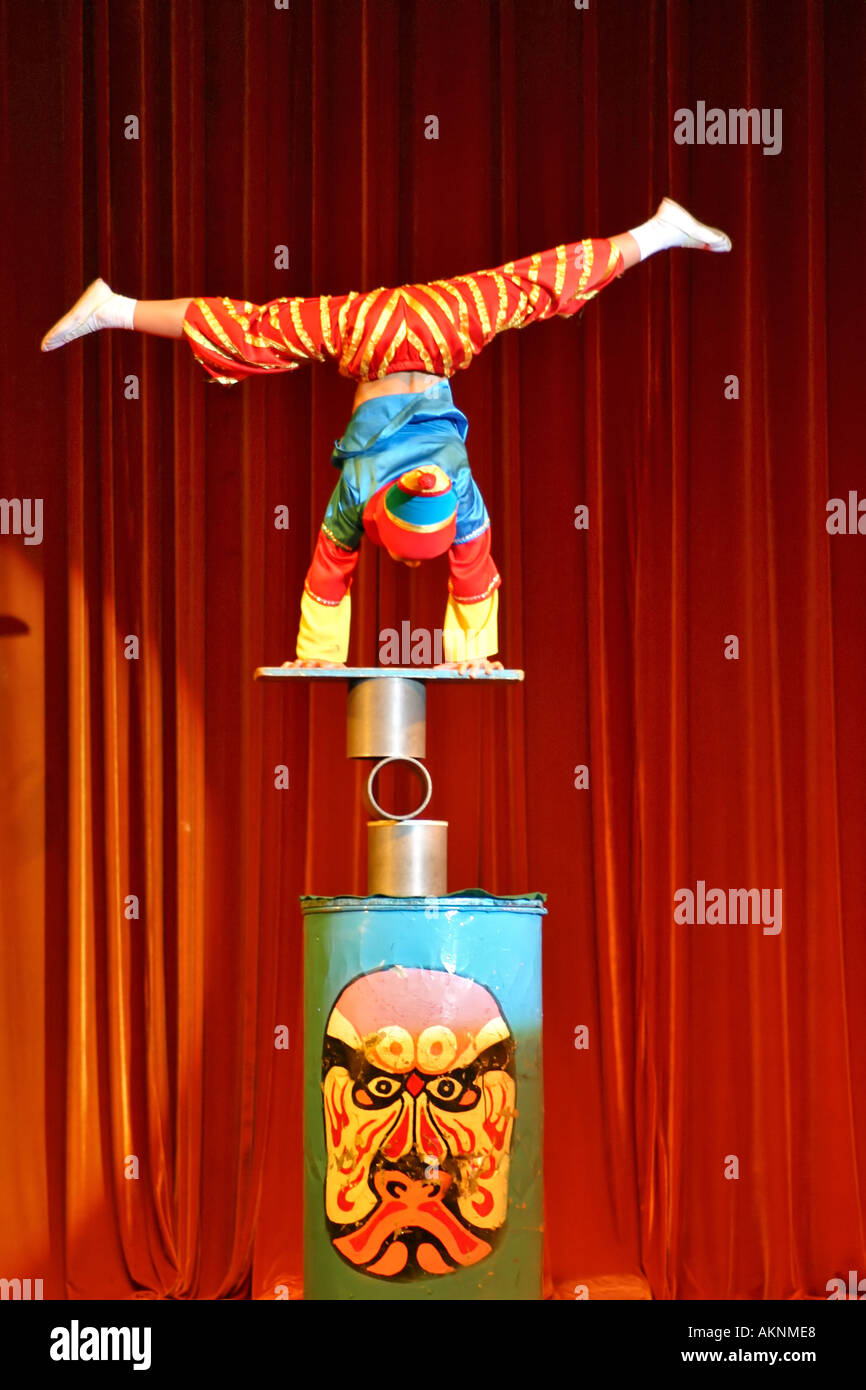 Circus acrobat hires stock photography and images Alamy