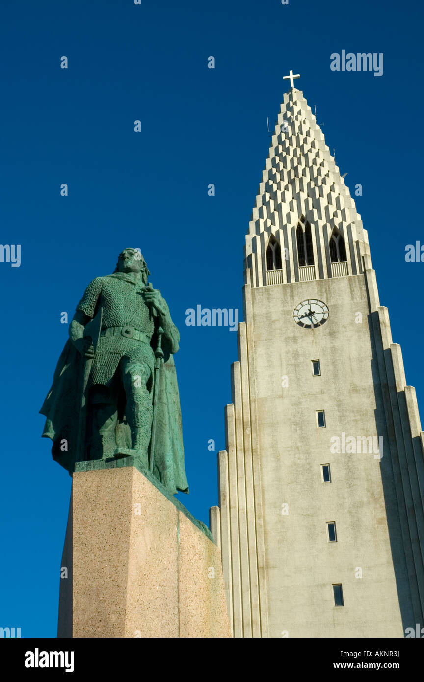 Hallgrímskirkja, the church of Hallgrímur, and statue of Leif Ericson, Reykjavik, Iceland Stock Photo
