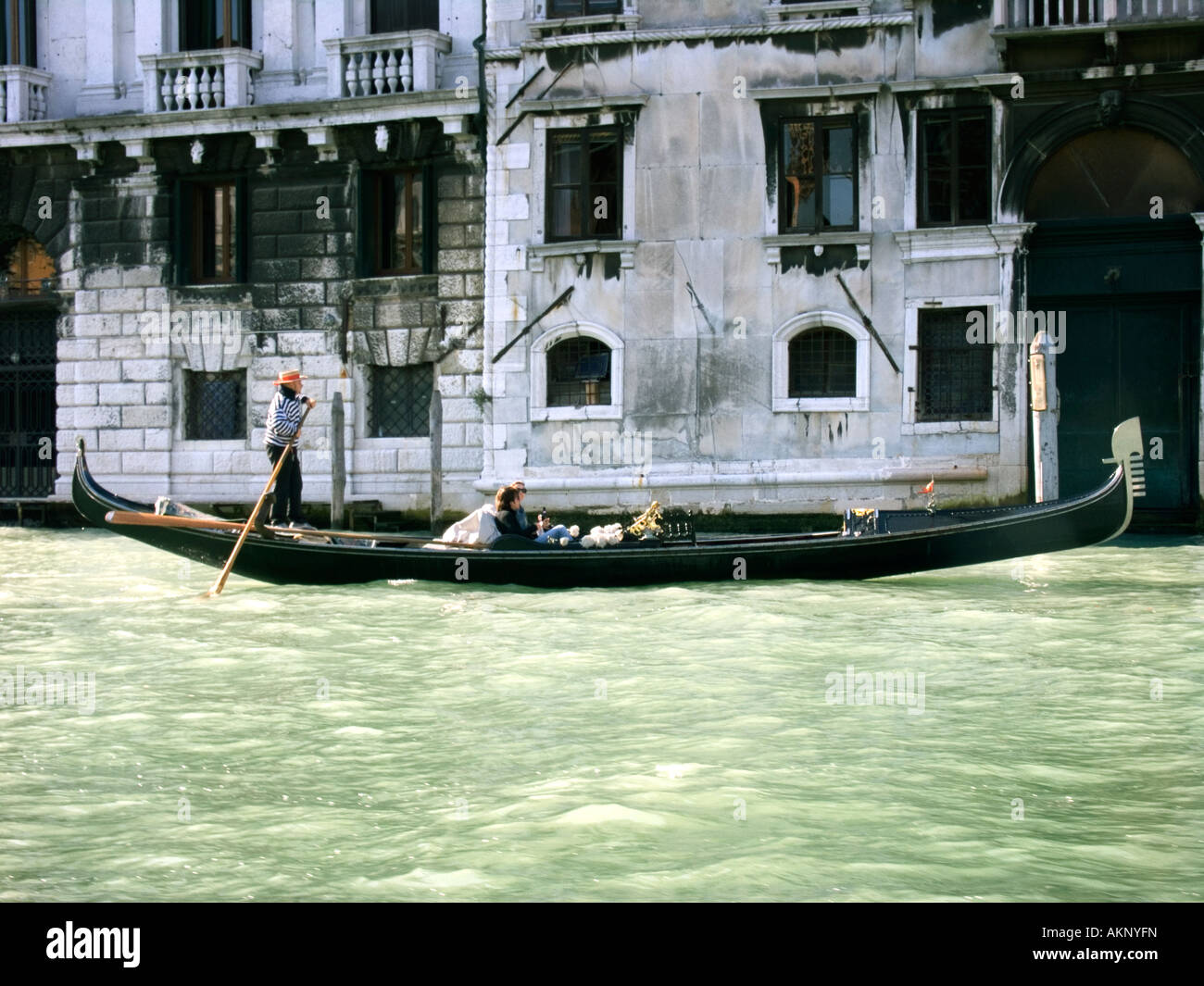Venice straw boater gondola hi-res stock photography and images - Alamy