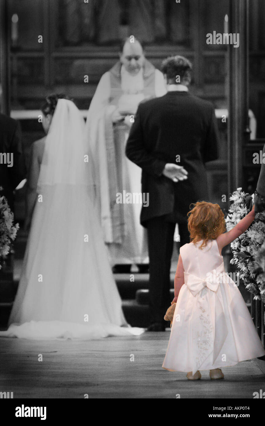 Bride groom church isle hi-res stock photography and images - Alamy
