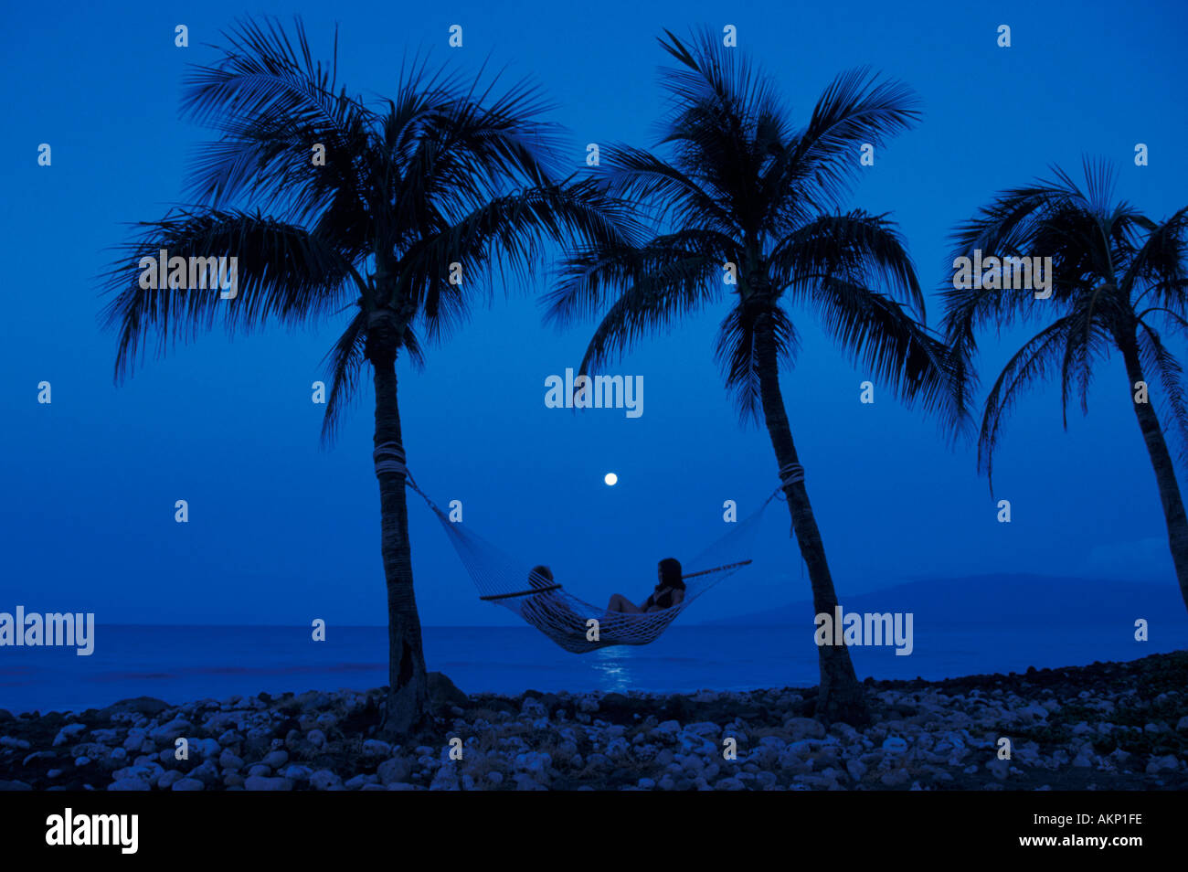 Silhouette couple full moon hi-res stock photography and images - Alamy