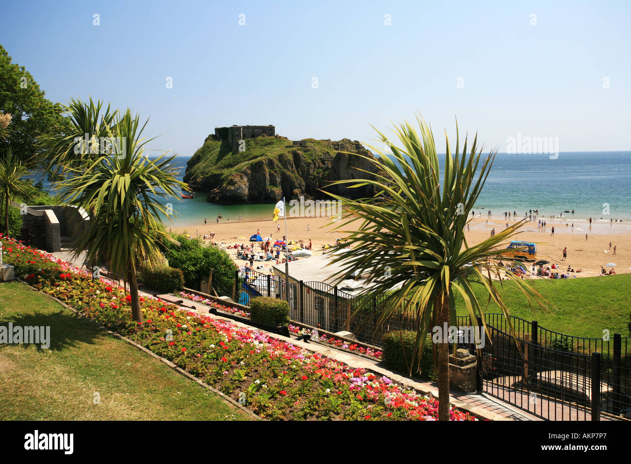 Tenby's famous South beach packed with sunbathing tourists and St Catherine's island fort Pembrokeshire West Wales Britain UK GB Stock Photo
