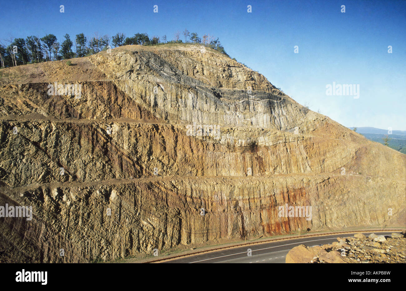 Rock layers in road cut of mountain geology rock stratification Maryland USA Appalachian Mountains Stock Photo