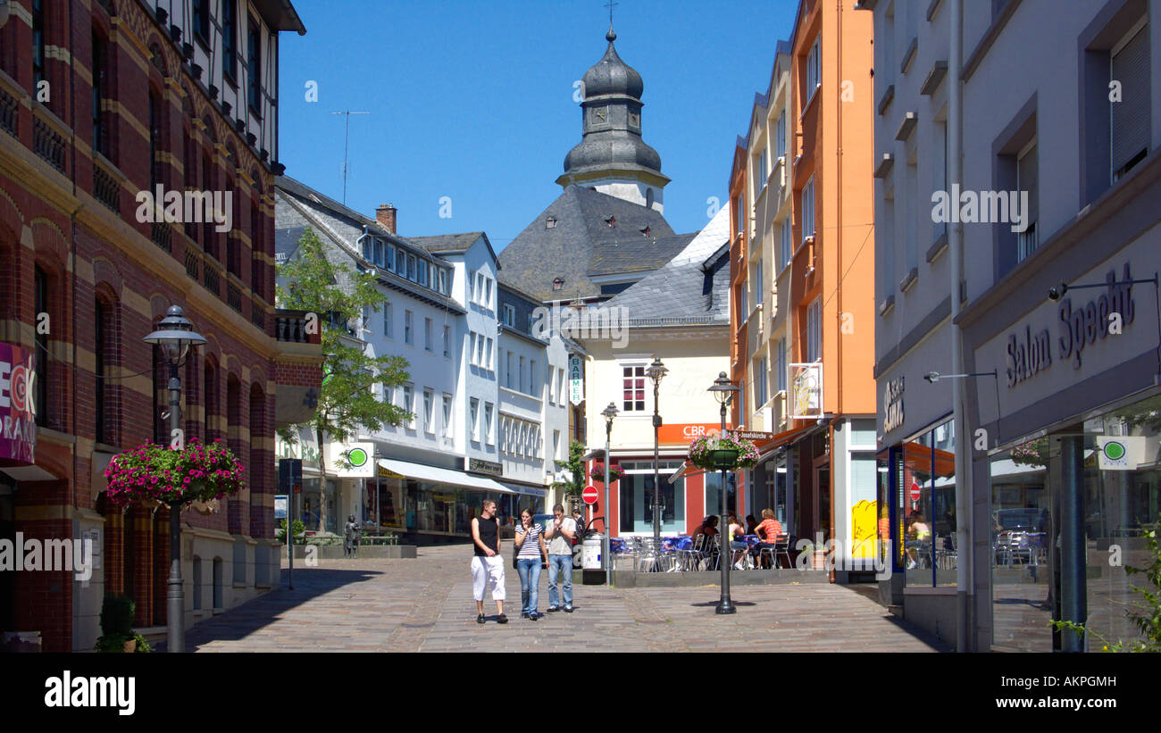 Einkaufsstrasse, Fussgaengerbereich Schlossstrasse, evangelische Stephanskirche, Simmern, Hunsrueck, Rheinland-Pfalz Stock Photo