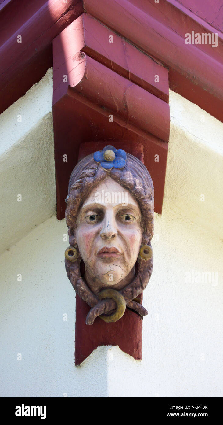 holzgeschnitzte Figur an der Schwanenapotheke, Fachwerkhaus, Kirchberg, Hunsrueck, Rheinland-Pfalz Stock Photo