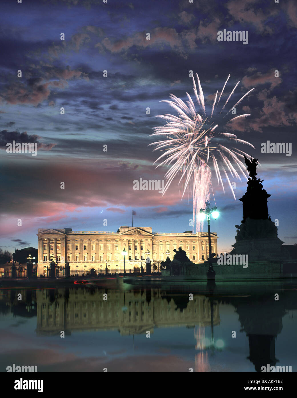 GB - LONDON: Buckingham Palace by night Stock Photo