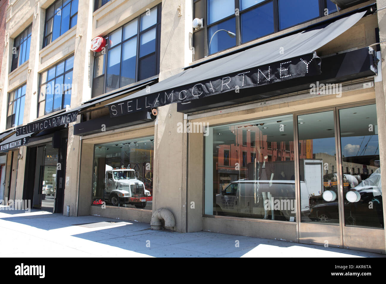 The exterior of the trendy STELLA MCCARTNEY store on Madison avenue on the  Upper East Side of Manhattan, New York City Stock Photo - Alamy