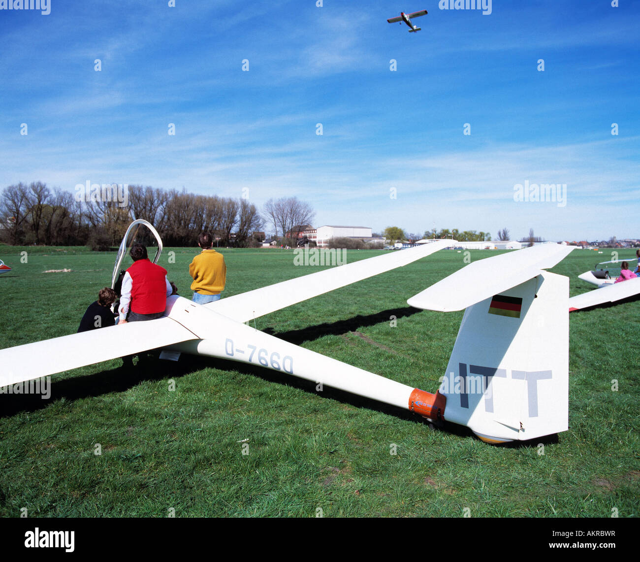 D-Hamm, Ruhr area, North Rhine-Westphalia, gliding field, glider on the ground, starting glider, glider will be pulled up to the sky by cable, gliding, glider, glider flight, air traffic, airplane, traffic, travel, free time, leisure-time activity Stock Photo