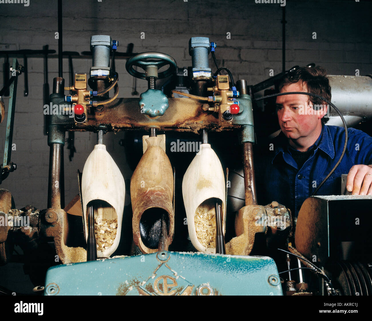 Shoemaker cobbler High Resolution Stock Photography and Images Alamy