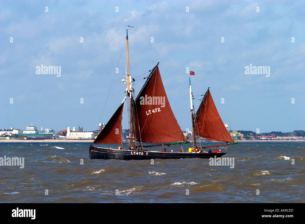 old lowestoft sail fishing boat sailing off gt yarmouth Stock Photo Alamy