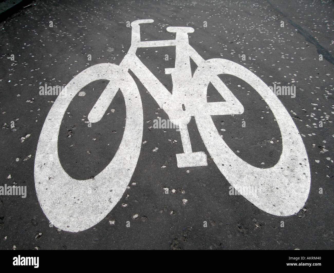 cycle lane solid white line